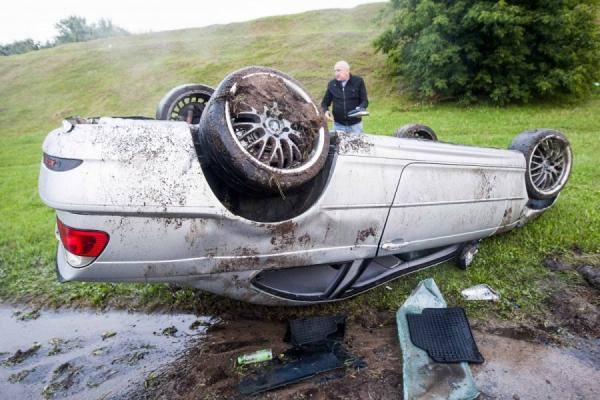 Вблизи посёлка Архыз перевернулся автомобиль BMW, есть пострадавший